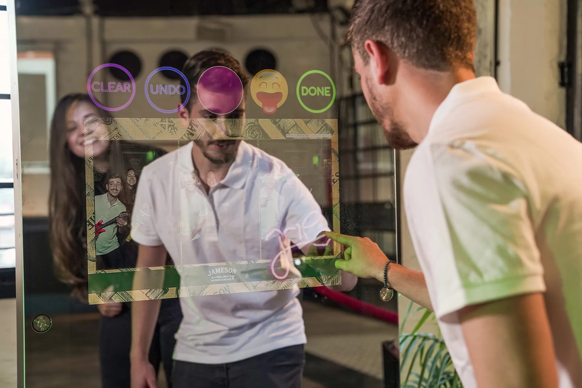 Gast bedient die Mirror X über die Spiegelfläche